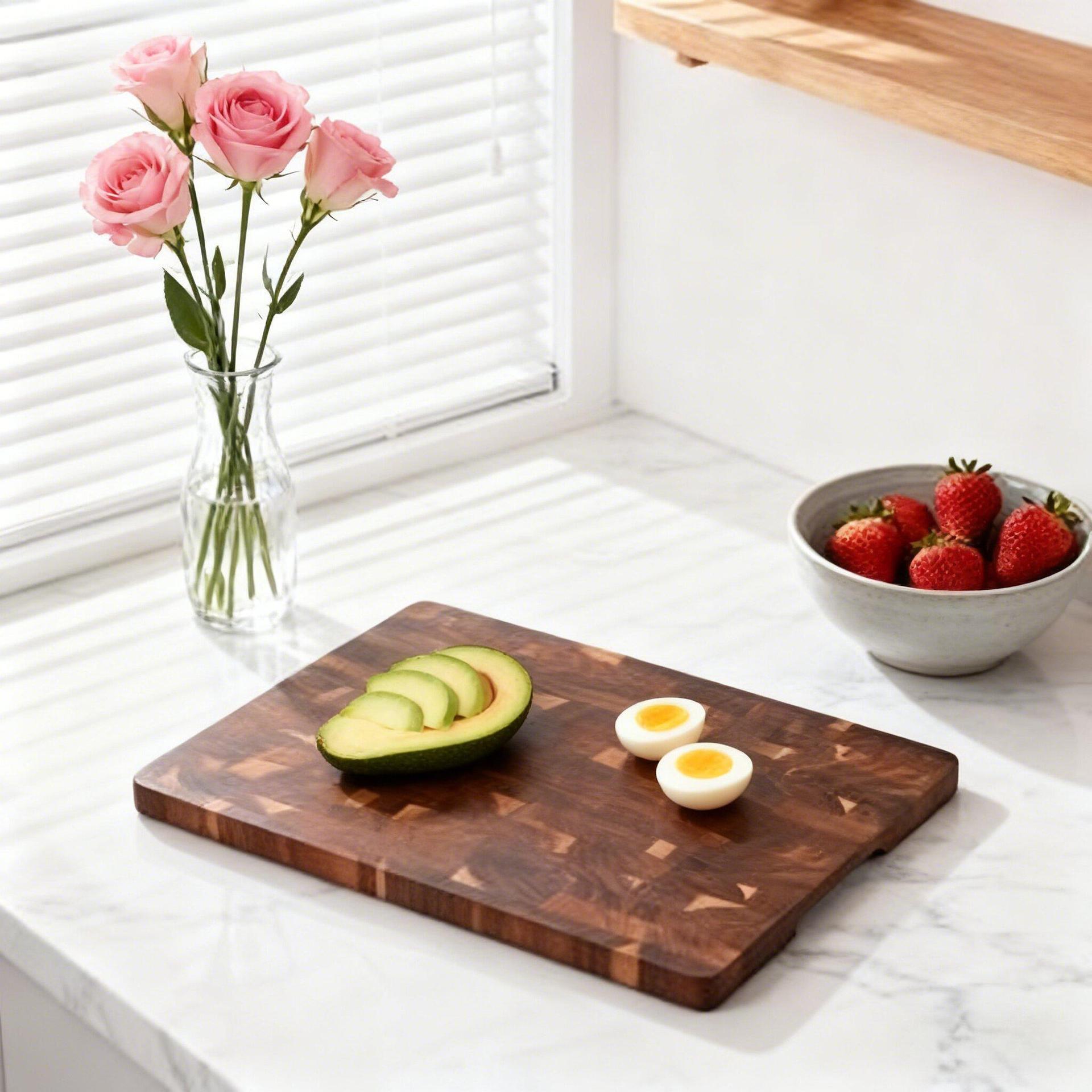 Wooden cutting board is suitable for home kitchens, dining rooms, camping