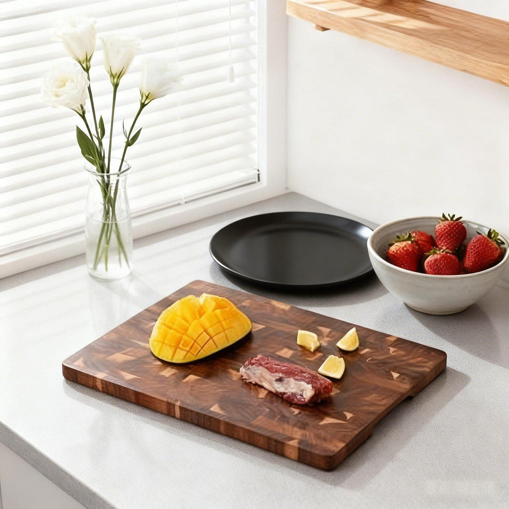 Wooden cutting board is suitable for home kitchens, dining rooms, camping